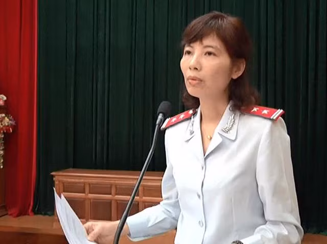 Bị can Nguyễn Thị Kim Anh (Trưởng đoàn thanh tra Bộ Xây dựng) được xác địnhBị can Nguyễn Thị Kim Anh (Trưởng đoàn thanh tra Bộ Xây dựng) được xác định kẻ chủ mưu việc "vòi tiền" doanh nghiệp trên địa bàn huyện Vĩnh Tường. kẻ chủ mưu việc "vòi tiền" doanh nghiệp trên địa bàn huyện Vĩnh Tường.