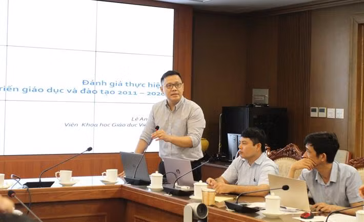 PGS.TS Lê Anh Vinh, Viện Phó Viện Khoa học Giáo dục Việt Nam chia sẻ quan điểm với nhiều hiệu trưởng. Ảnh: HL.