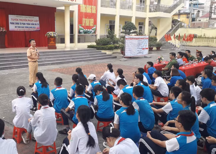 Công an phường Cẩm Thạch phối hợp với Đội CSGT Công an TP Cẩm Phả tuyên truyền Luật Giao thông cho các em học siinh Trường THCS Cẩm Thạch. 