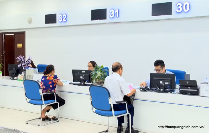 Cán bộ Trung tâm Phục vụ hành chính công tỉnh giải quyết thủ tục hành chính cho người dân, doanh nghiệp.