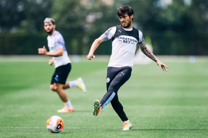 Cầu thủ Man City tập luyện chờ ngài tái xuất