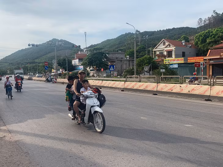 Nhiều người điều khiển xe mô tô chở theo cả trẻ em nhưng không đội MBH.