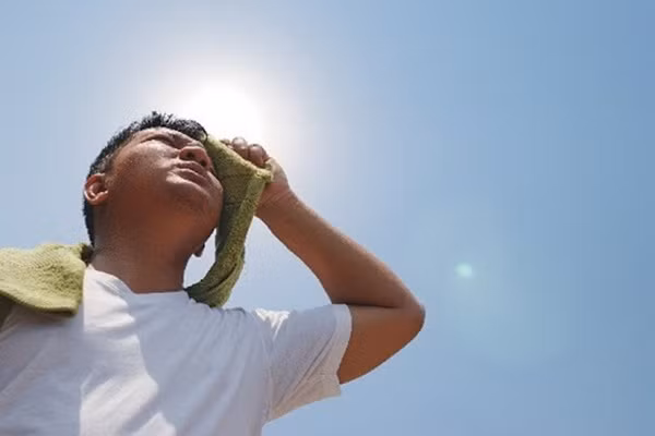 Cảm nắng, nóng rất hay gặp trong mùa hè, đặc biệt trong những ngày nắng nóng cao điểm, nhiệt độ tăng cao đột ngột.