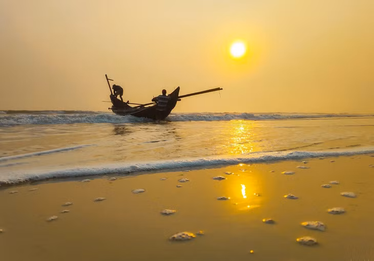 Thanh Duy - tác giả bộ ảnh cho biết - mê mẩn vẻ đẹp biển lúc bình minh. Ánh vàng phủ khắp không gian khiến nhiều người con tha hương nhớ quê da diết.