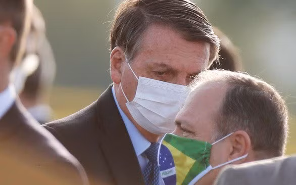Tổng thống Brazil đeo khẩu trang chống Covid-19. Ảnh: Reuters.