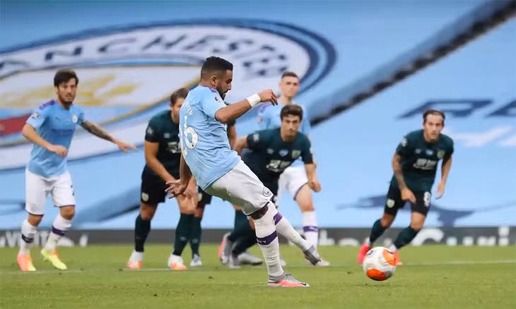 Mahrez cũng hoàn thành cú đúp của cá nhân với pha đá phạt đền cuối hiệp một. Ảnh: Reuters.
