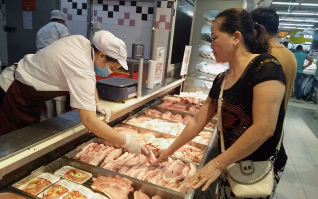Nhập khẩu lợn sống sẽ tăng thêm nguồn cung ra thị trường, kỳ vọng giá thịt lợn sẽ giảm.