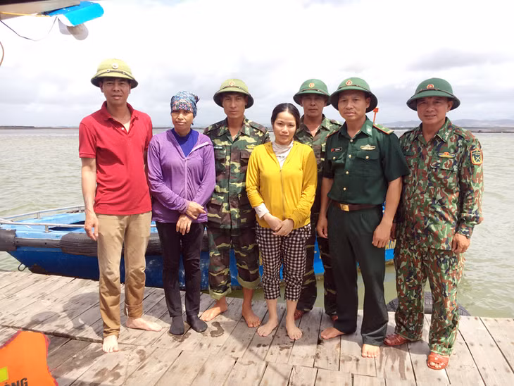 Đồn Biên phòng Trà Cổ và Phường Trà Cổ thăm hỏi 2 nạn nhân.