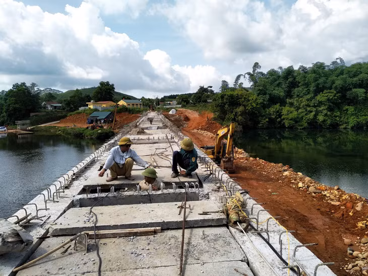 Cầu bê tông cốt thép qua đập Quảng Long đang được đầu tư xây dựng.