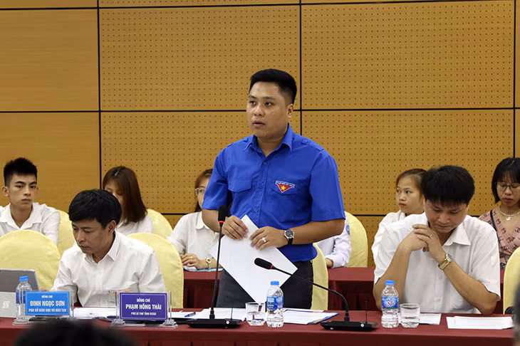 Ban Tổ chức định hướng và tư vấn cho các em học sinh.