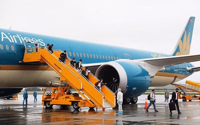 Chuyến bay đưa công dân Việt Nam trở về từ Hàn Quốc tại sân bay Vân Đồn, Quảng Ninh trong thời điểm dịch Covid-19 (Ảnh minh họa: Quang Thọ).