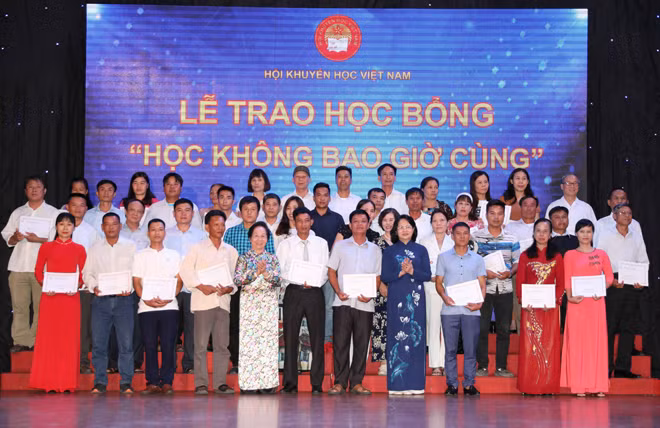 Phó Chủ tịch nước Đặng Thị Ngọc Thịnh và nguyên Phó Chủ tịch nước Nguyễn Thị Doan trao học bổng và giấy chứng nhận của Chương trình học bổng cho những người lớn tuổi là tấm gương tự học xuất sắc.