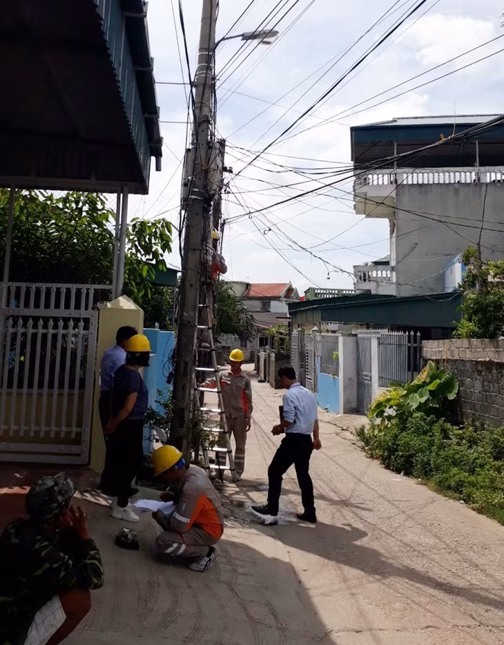 Đoàn công tác của Chi cục Tiêu chuẩn Đo lường Chất lượng kiểm tra công tơ thực tế tại hiện trường và giám sát việc treo, tháo công c