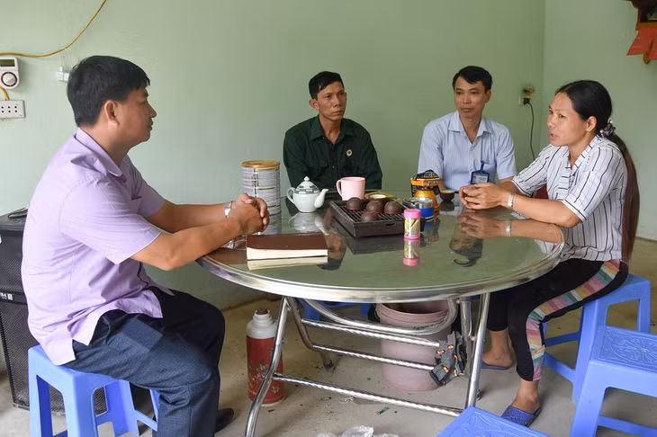 Cán bộ xã Quảng Lâm (huyện Đầm Hà) nắm tình hình nhân dân về thực hiện chính sách hỗ trợ an sinh xã hội trên địa bàn.