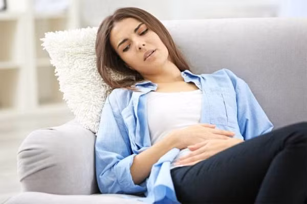 Khí hư ra nhiều kèm thêm đau bụng là dấu hiệu của ung thư tử cung. Ảnh minh họa: QQ