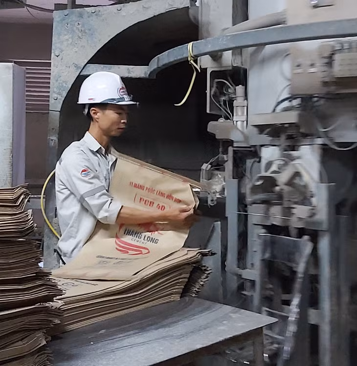 Đóng gói bao bì tại Công ty CP Xi măng Thăng Long.