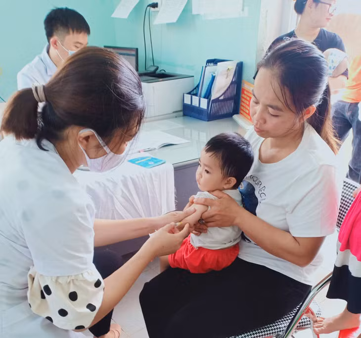 Tiêm phòng cho trẻ em tại Trạm Y tế xã Tân Lập, huyện Đầm Hà.