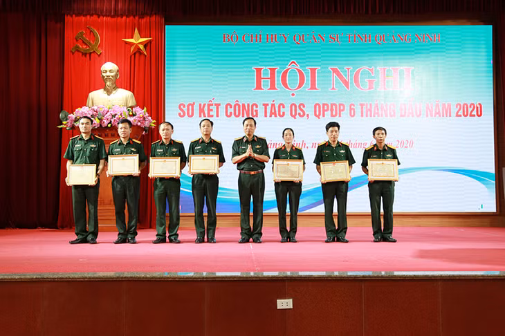 Các tập thể, cá nhận được Bộ Tư lệnh Quân khu 3 khen thưởng tại hội nghị.