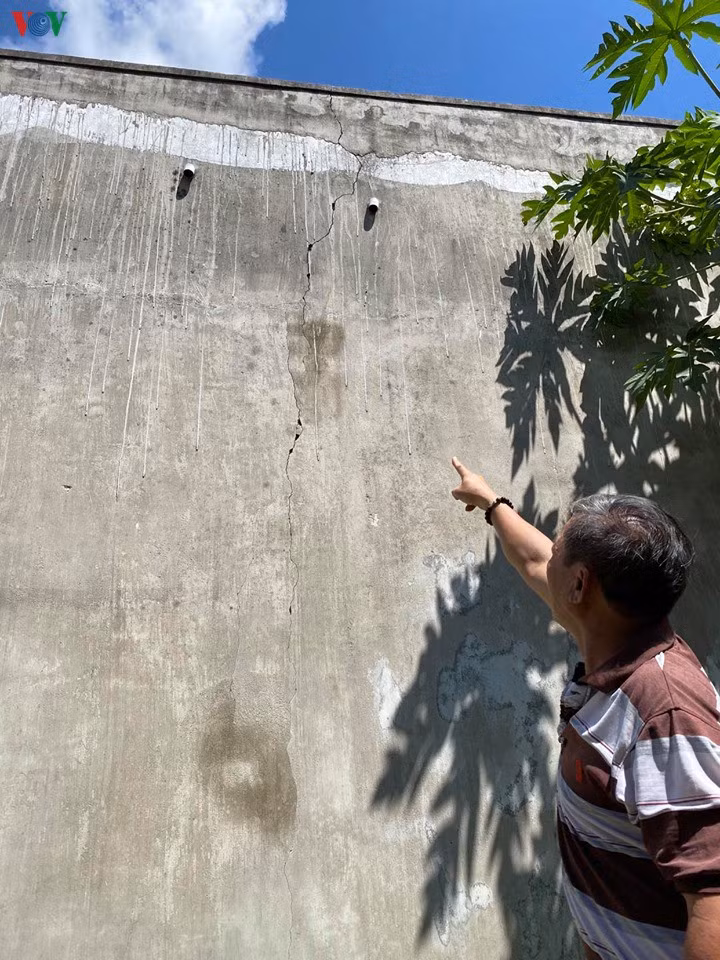 Nhà của hộ ông Hồ Thủy Chung ở thôn 8 bị nứt làm đôi.