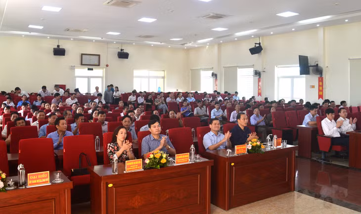 Quang cảnh buổi tiếp xúc cử tri tại TX Đông Triều.