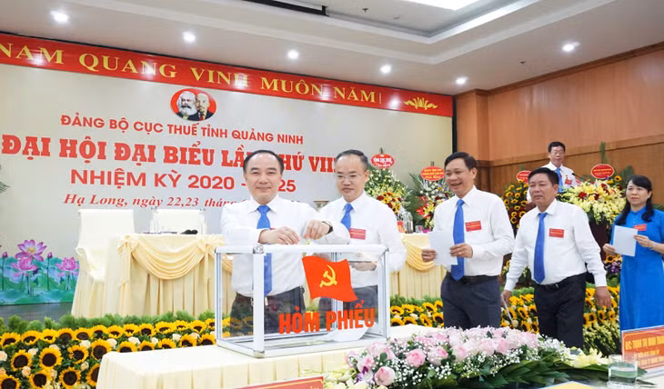 Các đại biểu tiến hành bầu 