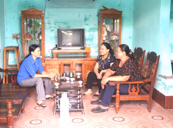 Chị Nguyễn Thị Khánh (ngoài cùng bên phải) đang tỏ niềm vui cuộc sống gia đình với các thành viên CLB Hạnh phúc gia đình phường Cảm Sơn (TP Cẩm Phả)
