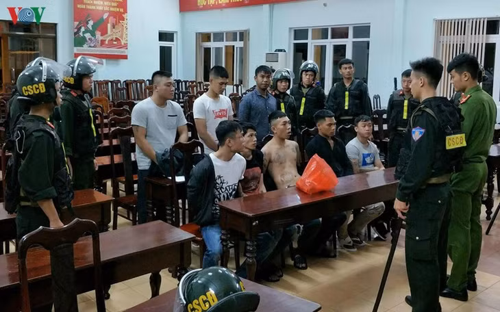  Một số đối tượng bị tạm giữ sau cuộc ẩu đả.