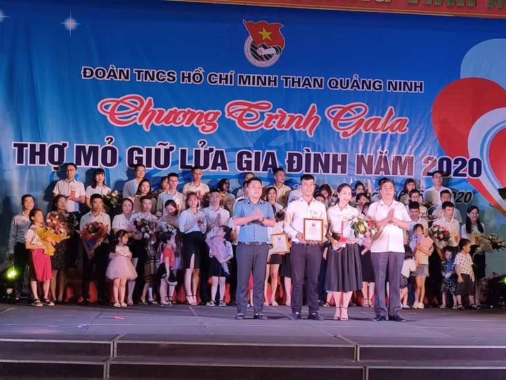 Gia đình anh Nguyễn Văn Thái, chị Nguyễn Thị Thúy Liên đến từ Đoàn TN Công ty Than Mạo Khê giành giải nhất Gala