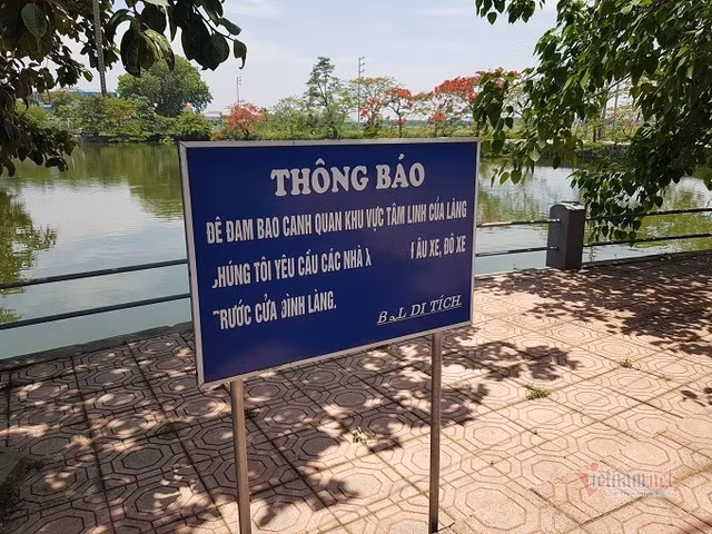 Bảng thông báo nham nhở trước cửa đình. Thông tin với VietNamNet, ông Trần Văn Hiển - Chủ tịch xã Trường Yên cho biết: 