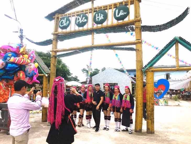 Trong khuôn khổ các hoạt động của lễ hội còn có chợ phiên Hà Lâu bày bán nhiều mặt hàng nông sản, sản phẩm OCOP của xã, huyện