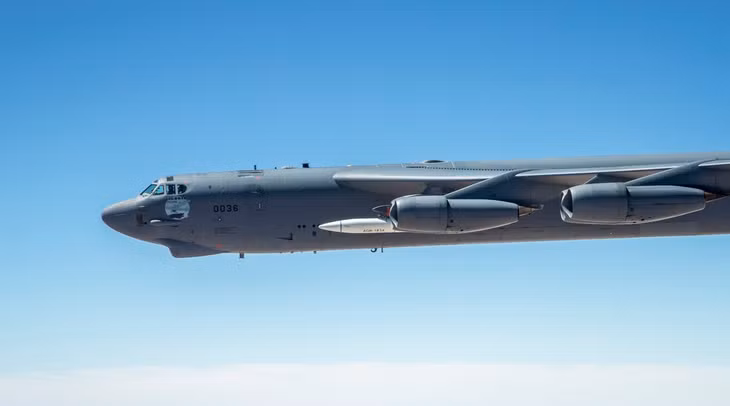 Tên lửa siêu thanh AGM-183A lần đầu thử nghiệm gắn trên máy bay ném bom B-52. Ảnh: USAF