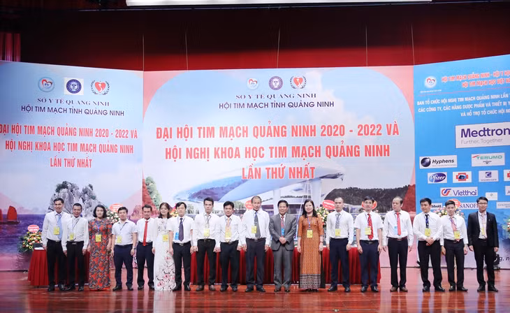 Bác sĩ Nguyễn Thị Thoa, Trưởng khoa Tim mạch, Bệnh viện Đa khoa tỉnh, hướng dẫn bệnh nhân tập thở sau mổ tim.