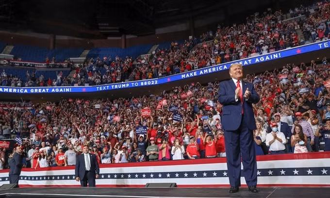 Trump tại cuộc mít tinh ở trung tâm BOK tại Tulsa ngày 20/6. Nhiều chỗ ngồi ở tầng trên bị bỏ trống. Ảnh: Reuters. 