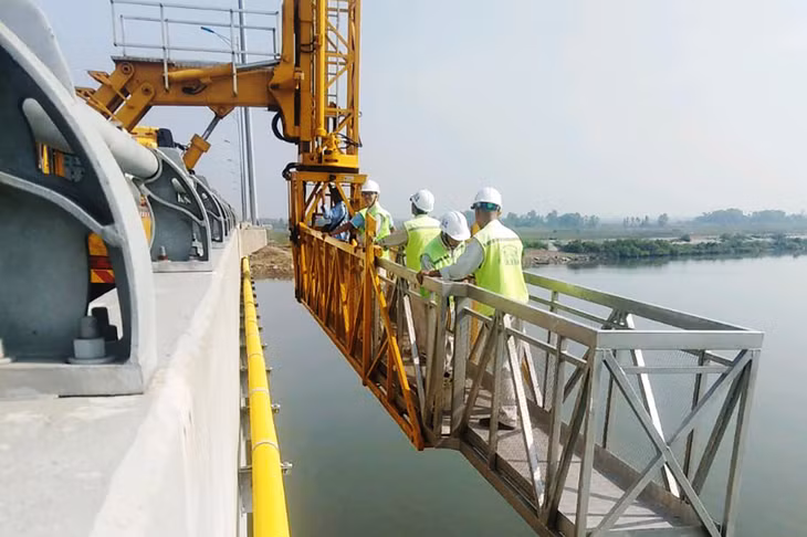 Trong quá trình kiểm tra, công ty còn ứng dụng xe kiểm tra cầu tự hành - đây là phương tiện hiện đại, duy nhất tại Miền Bắc