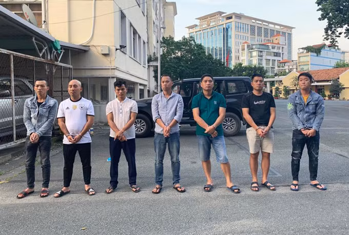 Các nghi can tham gia vụ cướp bị bắt. Ảnh: Quốc Thắng.