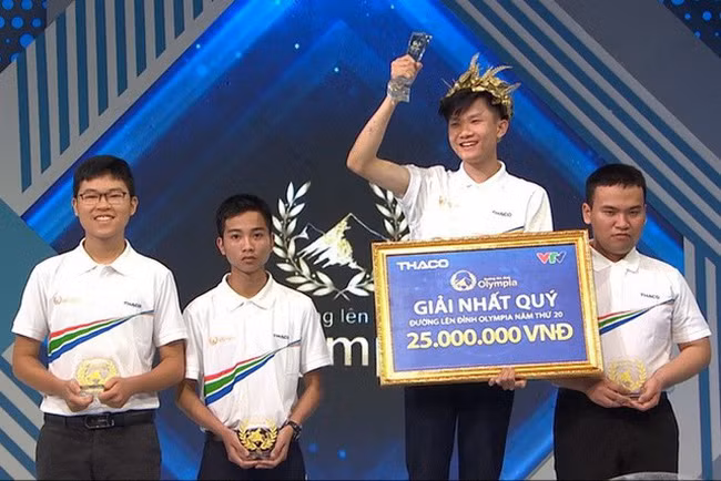 Thí sinh Vũ Quốc Anh xuất sắc giành vòng nguyệt quế ở vòng thi quý, giành vé vào chung kết “Đường lên đỉnh Olympia” năm thứ 20.