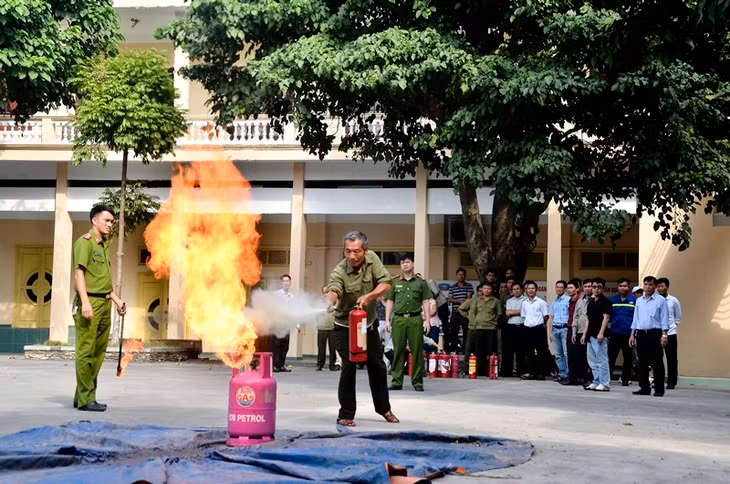 Cán bộ phòng Cảnh sát PCCC&CNCH (Công an tỉnh) huấn luyện nghiệp vụ PCCC cho cán bộ, công nhân công ty Địa chất mỏ, 