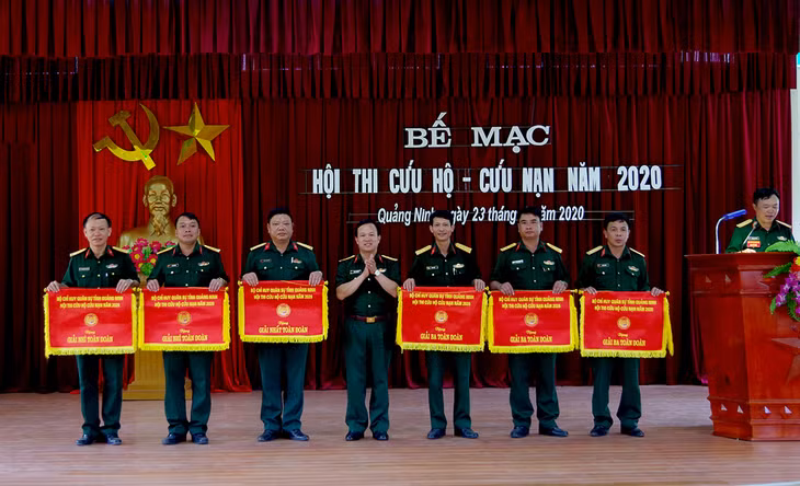 Thượng tá Khúc Thành Dư, Phó Chỉ huy trưởng, Tham mưu trưởng Bộ CHQS tỉnh, trao cờ cho các đội nhất, nhì, ba.