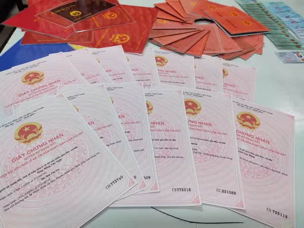Sổ đỏ giả bị cơ quan công an thu giữ.