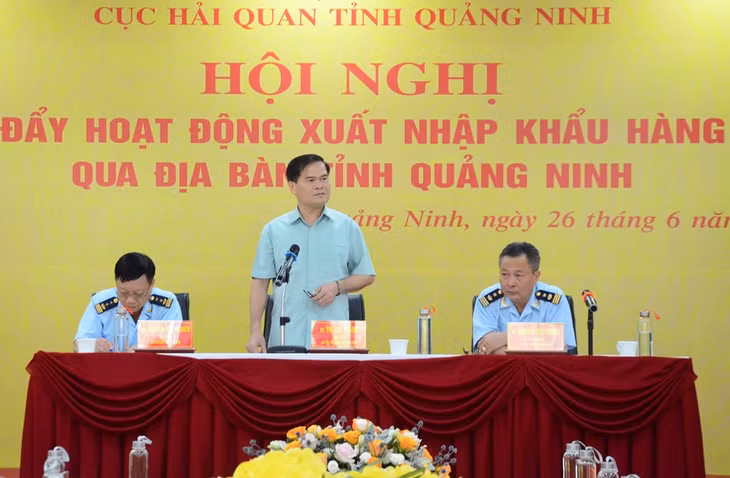 Đồng chí Bùi Văn Khắng, Phó Chủ tịch UBND tỉnh phát biểu chỉ đạo tại cuộc họp