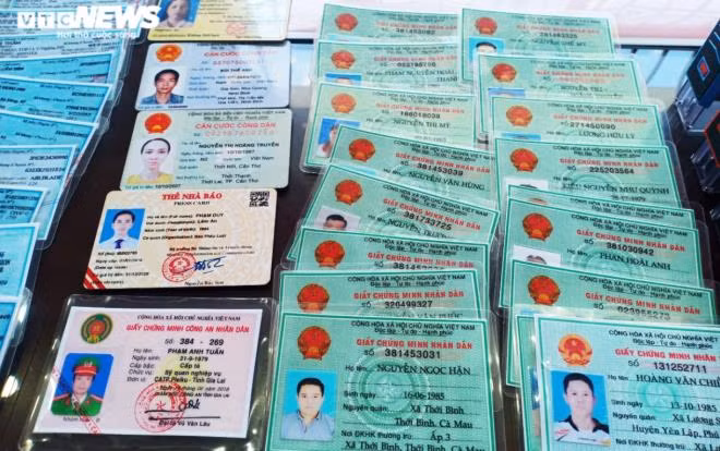 Thẻ nhà báo, thẻ ngành Công an và chứng minh nhân dân giả được cơ quan công an thu giữ.