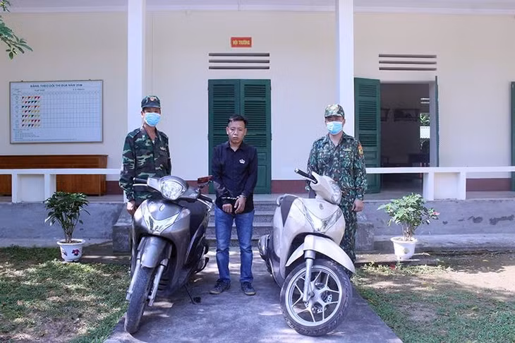 Đồn Biên phòng Bắc Sơn bắt giữ đối tượng vi phạm pháp luật trên địa bàn quản lý. Ảnh: Đơn vị cung cấp.