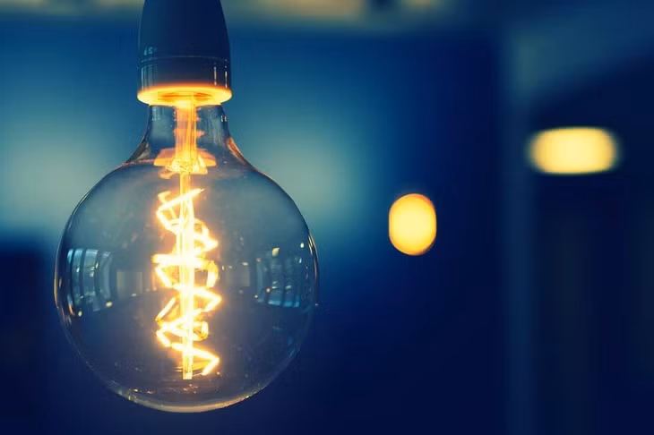Những chiếc bóng đèn được đặc chế có thể là thiết bị nghe lén từ xa. Ảnh: Unsplash.