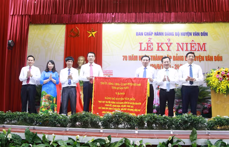Đồng chí Nguyễn Xuân Ký, Bí thư Tỉnh ủy, Chủ tịch HĐND tỉnh tặng bức trướng với nội dung “Phát huy truyền thống cách mạng, Đảng bộ huyện Vân Đồn đoàn kết, năng động, đổi mới, sáng tạo; xây dựng KKT Vân Đồn giàu đẹp, văn minh, hiện đại”.