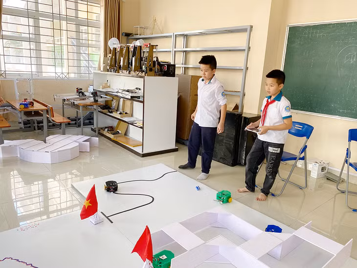 Thúc đẩy giáo dục STEM trong trường học sẽ giúp học sinh thêm đam mê nghiên cứu khoa học. Ảnh chụp học sinh Trường TH-THCS-THPT Văn Lang (TP Hạ Long) tham gia CLB STEM.