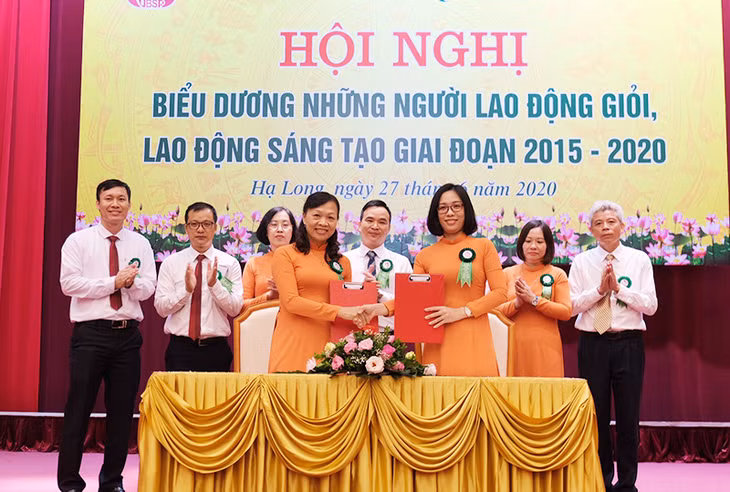 Đại diện chuyên môn và Công đoàn NHCSXH chi nhánh Quảng Ninh ký kết giao ước thi đua,