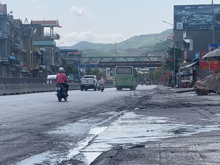 Nước phun dập bụi đọng lại từng vũng trên đường gây mất ATGT cao. Ảnh chụp ngày 27/5.