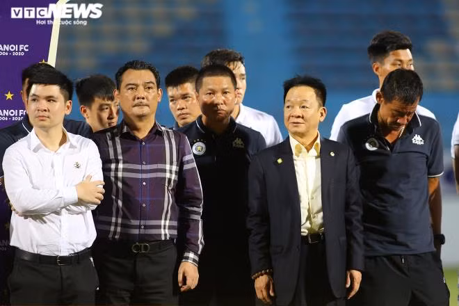 Hà Nội FC đón sinh nhật kém vui.