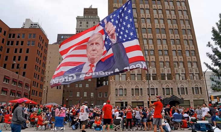 Người ủng hộ Trump tập trung bên ngoài nơi tổ chức sự kiện vận động tranh cử ở Tulsa, Oklahoma, hôm 20/6. Ảnh: NYTimes.