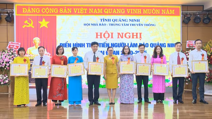 Nhiều cá nhân, tập thể có thành tích xuất sắc được nhận bằng khen của UBND tỉnh